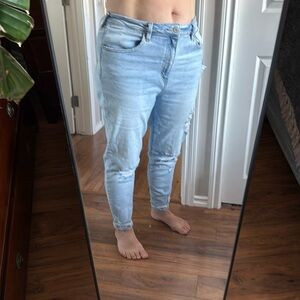 KanCan light wash cut#44073 distressed high waist Mom Jean woman’s EUC